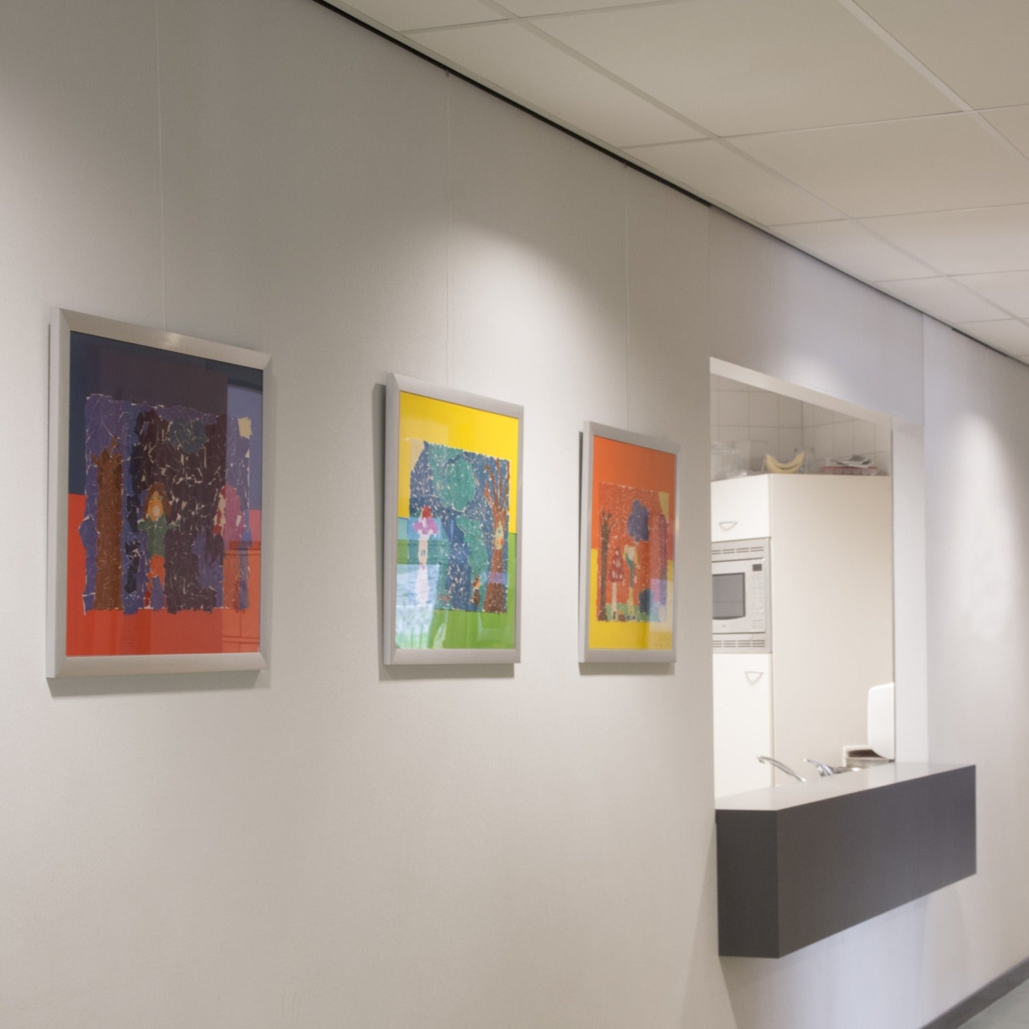 STAS u-rail + kit d’installation, proposé dans une couleur assortie au faux plafond.