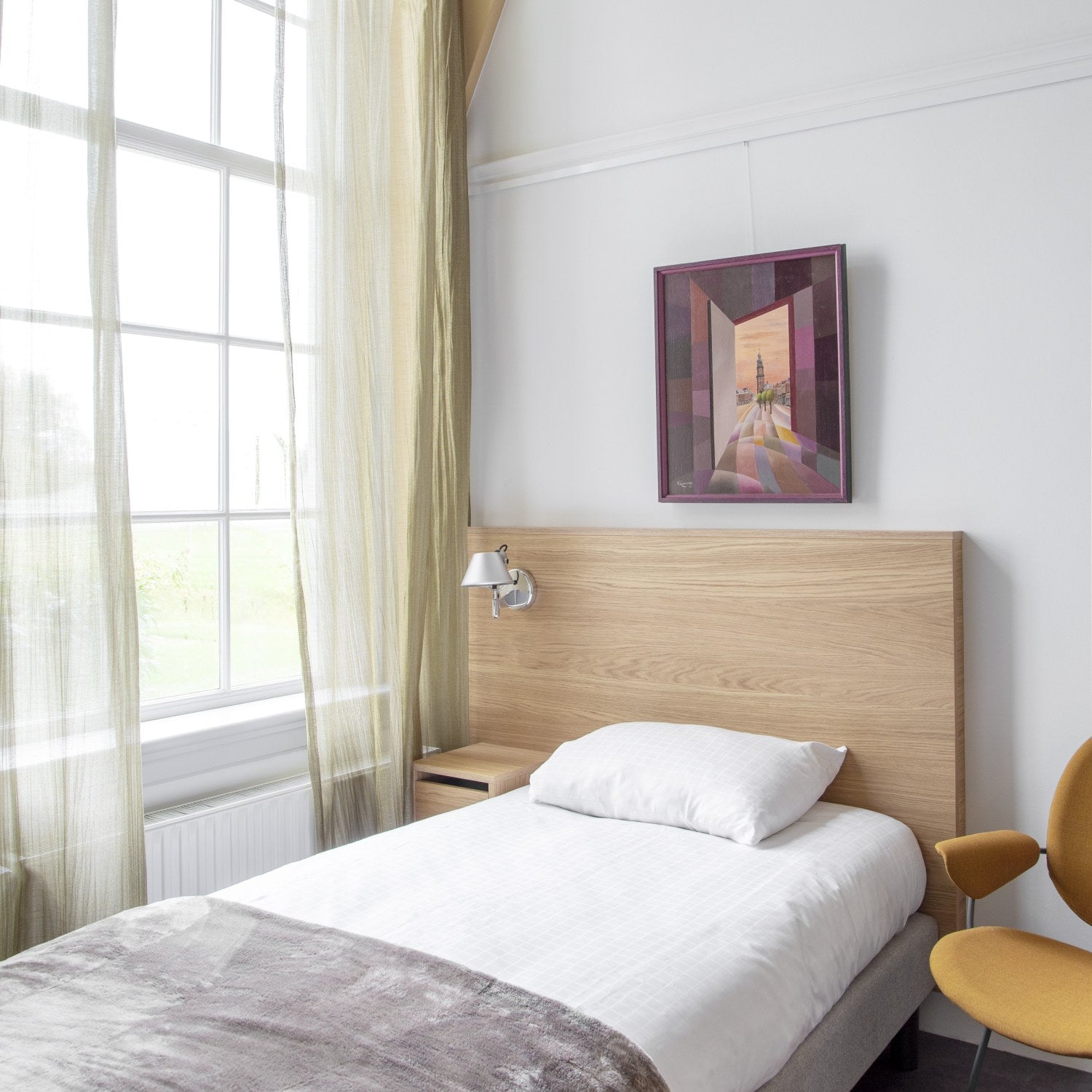 e/9/b/a/e9badd435b712fee52e355c25c16433933028802_STAS2022_032_cliprail_hotelkamer.jpg